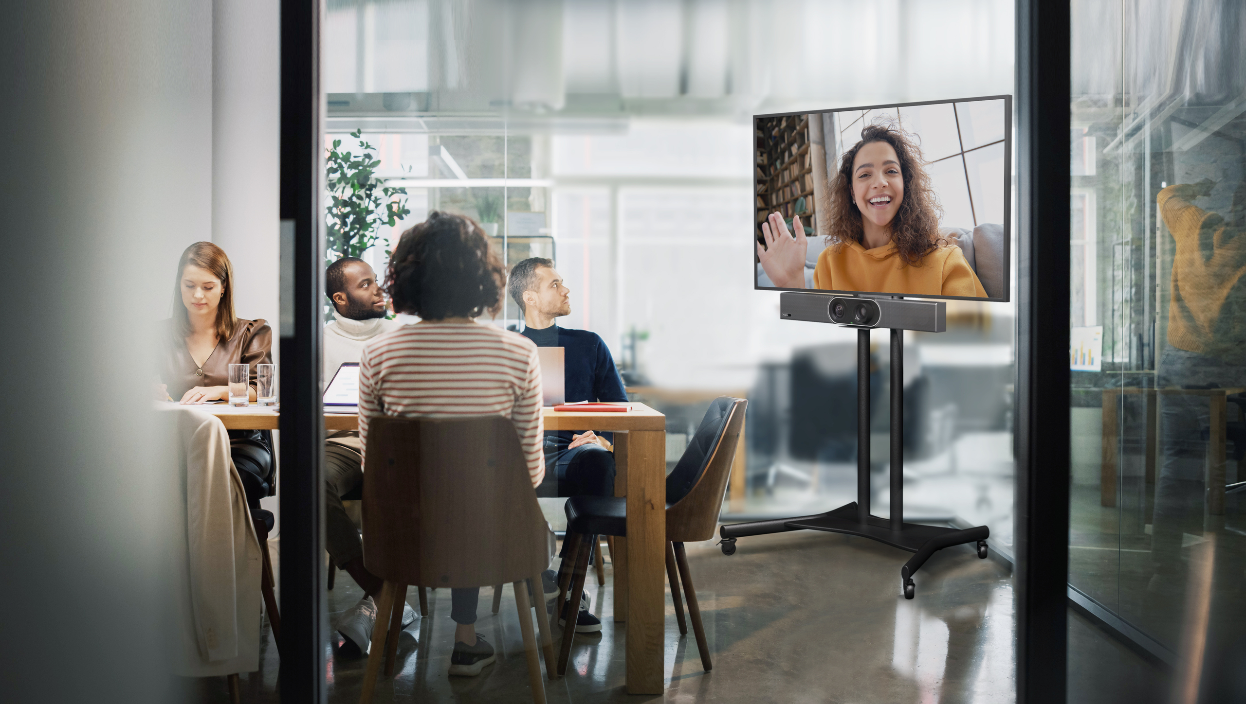 Salle de réunion équipée d'une barre de son Microsoft Teams pour salle de visio